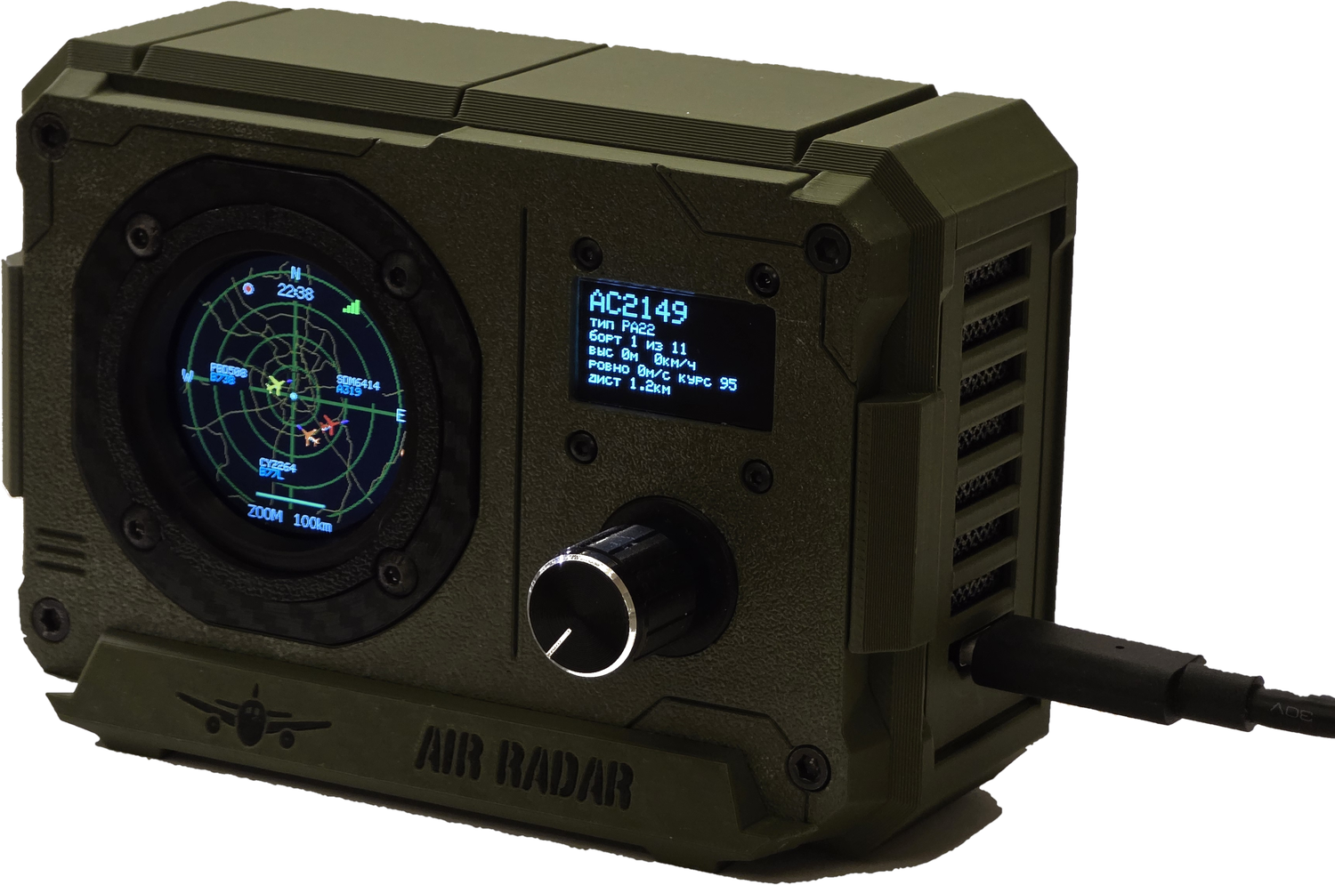 Прибор Air Radar: корпус из высококачественного PLA-пластика цвета зеленого хаки, круглый экран с радаром, OLED-экран и ручка управления, кабель USB справа